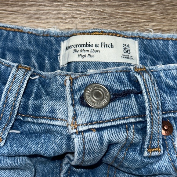 Abercrombie and Fitch the mom short - Picture 3 of 3